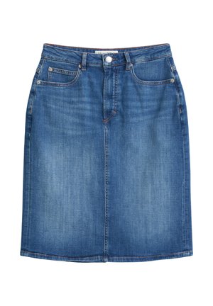 La jupe en denim présente une couleur bleue classique, un design jusqu'aux genoux, cinq poches et des détails de couture orange contrastés. Fermeture avec bouton et zip.