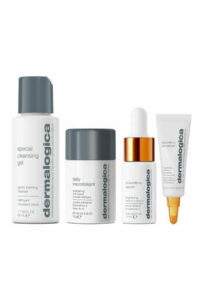 Quattro prodotti per la cura della pelle Dermalogica: un gel detergente bianco con un tappo grigio, un barattolo di micro-esfoliante grigio, un siero bianco con un contagocce arancione e un tubo di siero per gli occhi bianco.