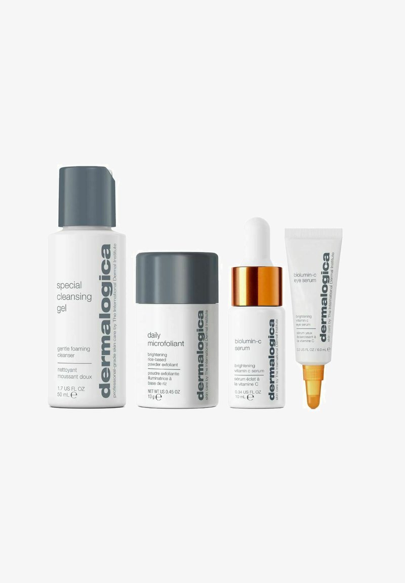 Quattro prodotti per la cura della pelle Dermalogica: un gel detergente bianco con un tappo grigio, un barattolo di micro-esfoliante grigio, un siero bianco con un contagocce arancione e un tubo di siero per gli occhi bianco.