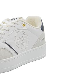 Weißes Leder-Sneaker mit Wildlederakzenten, runder Zehenpartie, Schnürverschluss, perforiertem Logodetail, strukturiertem Innenbereich und Plattformsohle.