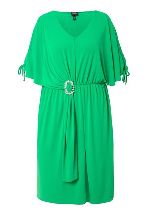 Vestito verde a maniche corte con scollatura a V, vita elastica e una spilla decorativa sul fronte. Realizzato in tessuto morbido e fluido, adatto per un abbigliamento casual.