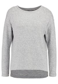 Pull gris clair à manches longues avec col rond, orné de petits clous décoratifs le long de la zone des épaules.