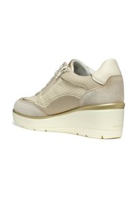 Baskets en cuir beige avec un design perforé, des accents texturés, un bout rond et un talon compensé doré. Fermeture éclair sur le côté pour un accès facile.