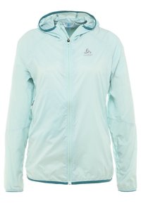 Veste coupe-vent à capuche bleu clair avec fermeture éclair à l'avant et logo Odlo sur la poitrine, conçue pour les activités de plein air.