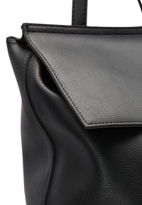 Sac en cuir noir avec une finition texturée, doté d'un rabat structuré sur le dessus et de détails de couture élégants. Poignée intégrée au design.