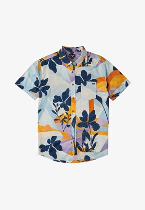 Camisa de manga corta con un patrón floral geométrico en azul claro y naranja, hecha de una tela con textura visible y bolsillo en el pecho.