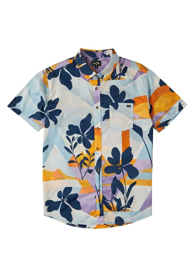 Camicia a maniche corte con un motivo floreale geometrico blu chiaro e arancione, realizzata in un tessuto con una texture visibile e taschino sul petto.