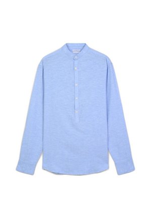 Camicia a maniche lunghe azzurro chiaro con colletto alla cinese, chiusura frontale con bottoni e una texture liscia. Presenta un orlo leggermente curvo.