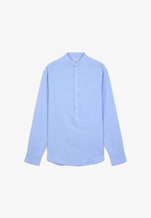 Camicia a maniche lunghe azzurro chiaro con colletto alla cinese, chiusura frontale con bottoni e una texture liscia. Presenta un orlo leggermente curvo.