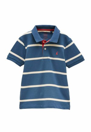 Blå kortærmet polo-shirt med hvide vandrette striber, en krave, to knapper og et lille rødt broderet logo på brystet.
