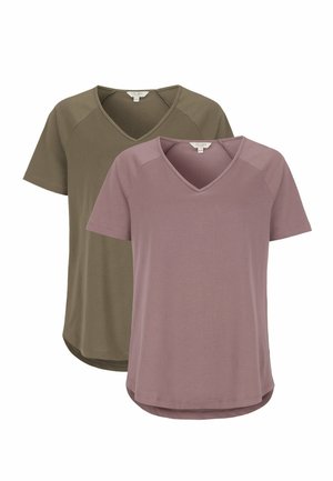 Zwei kurzärmelige V-Ausschnitt-T-Shirts, eines in gedämpftem Mauve vorne und eines in Olivgrün hinten, dargestellt auf einem schlichten weißen Hintergrund.