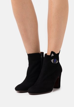 Chie Mihara, Boots à talons - black