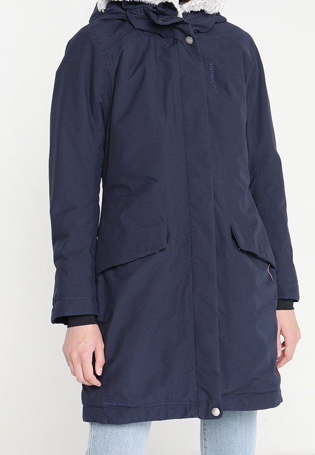 Marinblå parka med pälsfodrad huva, tryckknapstängning, två framfickor och manschetter. Hållbart, vattentåligt material.