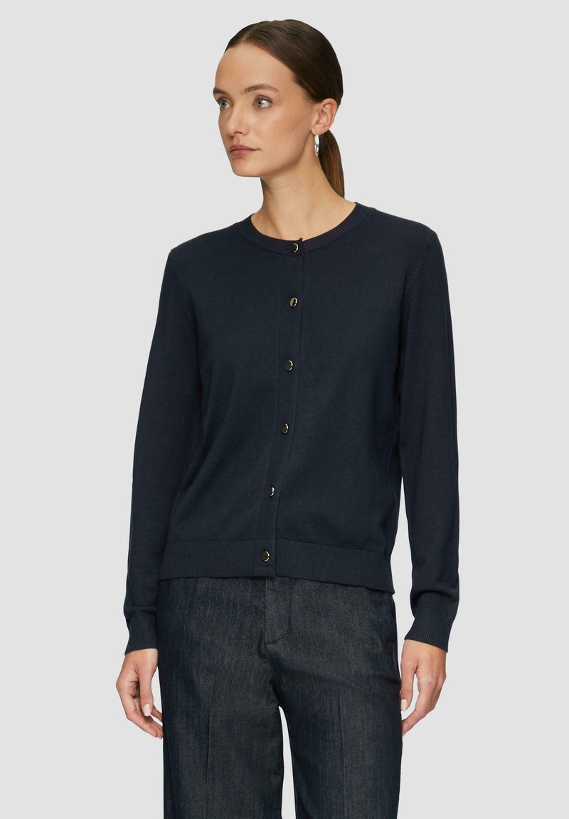 Marineblauer Cardigan aus weichem Strickstoff mit rundem Halsauschnitt, langen Ärmeln und vorderer Knopfverschluss mit metallischen Knöpfen.