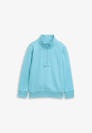 Lichtblauw kwartaal-rits trui gemaakt van zacht materiaal, met een hoge kraag en geribbelde manchetten, met "SPEED OFF" op de voorkant gedrukt.