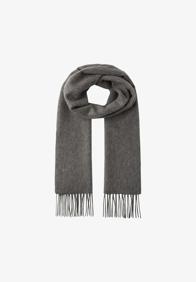 Écharpe en laine grise au toucher doux, avec de longues franges à chaque extrémité. L'écharpe est enroulée en forme circulaire.