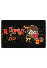 Fondo nero con coriandoli colorati. Presente un personaggio dei cartoni animati che vola su una scopa, indossando occhiali e un mantello rosso. Il testo include "H. POTTER" e "QUIDDITCH."