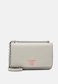 Calvin Klein Jeans SCULPTED FLAP - Sac bandoulière - eggshell