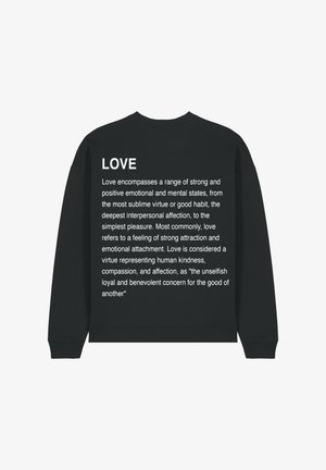 Fekete pulóver, amelynek hátulján merész fehér szöveg található, a "SZERELEM" szó kiemelkedően látható, felette egy részletes szerelemleírással.