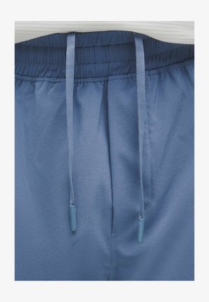 Helle blaue Shorts mit glatter Textur, elastischem Bund und Kordelzug mit blauen Enden. Sie verfügen über Seitentaschen und keine sichtbaren Muster.