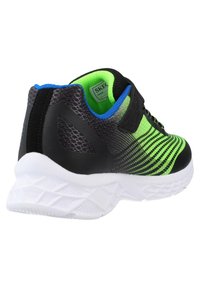 Zwarte en groene sportieve schoen met een gestructureerde bovenkant, witte zool en contrasterende blauwe accenten. Bevat ademend mesh en een veilige pasvorm.