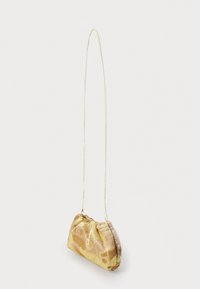 Arany fém clutch táska ráncolt dizájnnal, lánc pánttal és diszkrét álcázó mintával. Texturált felület sima kiegészítőkkel.