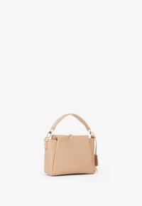 Borsa a mano in pelle beige con forma strutturata, dotata di un manico corto e una chiusura metallica tonda. Include accenti in hardware color oro.