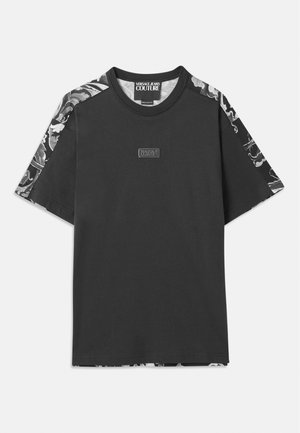 Mustmust-Shirt mustmust nööbiga, lillemustriga lühikeste varrukatega, ümar kael ja esiküljel väike logoteip. Kerge tekstuur.