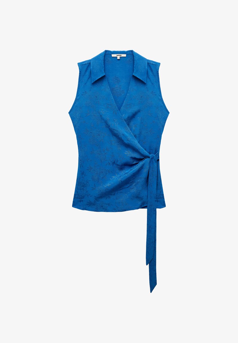 Blauwe wikkeltop met mouwloos ontwerp, kraag, textuur met bloemmotief en een gestrikte taille. Zorgvuldig fabric met een subtiele glans.
