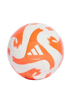 Balón de fútbol Adidas Tiro Club Sala, con una superficie blanca decorada con patrones de llamas naranjas y el logo, construcción cosida y acabado texturizado.