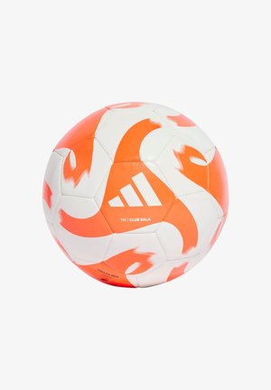 Balón de fútbol Adidas Tiro Club Sala, con una superficie blanca decorada con patrones de llamas naranjas y el logo, construcción cosida y acabado texturizado.