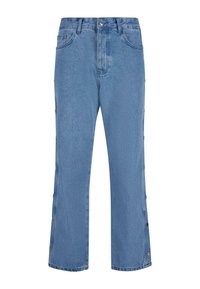 Hellblaue Jeans mit geradem Schnitt, mit seitlichen Druckknöpfen entlang der Beine und einem klassischen Bund. Dezente, verwaschene Textur.