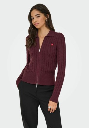 Burgundowy kardigan na zamek z fakturą w warkocze, z czerwonym sercem na lewej piersi oraz prążkowanymi mankietami i dołem.