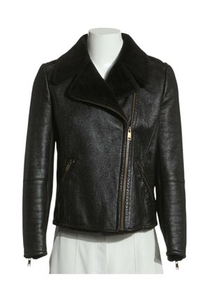 Veste en cuir noire avec fermeture éclair asymétrique à l'avant, grand col, poches latérales zippées et poignets zippés, exposée sur un buste de mannequin blanc.