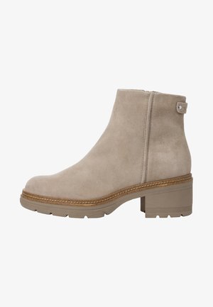 Stivaletto alla caviglia in camoscio beige con tacco a blocco, zip laterale, suola cucita e una piccola etichetta in tessuto vicino al bordo superiore.