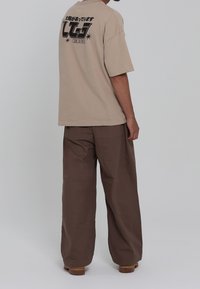 LOW LIGHTS STUDIOS® Tygbyxor - brown
