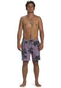 Shorts da bagno viola con motivo floreale nero, lunghezza sopra il ginocchio, vita elastica con cordino, materiale leggero.