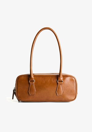 Borsa a tracolla in pelle marrone con due manici lunghi, forma rettangolare, texture liscia, chiusura con zip e dettagli in metallo color argento.