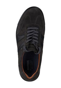 Chaussure en daim gris foncé avec un bout arrondi, des lacets gris, des accents en cuir et une semelle intérieure à motifs. Les caractéristiques comprennent des rayures latérales contrastantes et un logo.