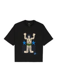 Μαύρο μπλουζάκι με γραφικό ενός φιγούρα με τατουάζ που φοράει πράσινα σορτς, σηκωμένα χέρια, μπλε αστέρια και φόντο με μοτίβο καρό.