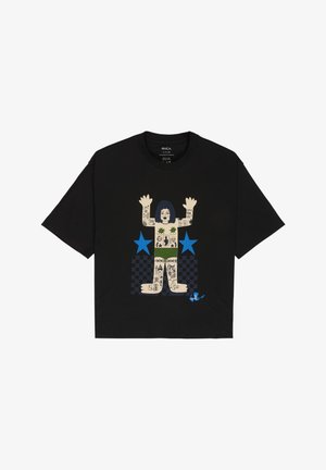 Μαύρο μπλουζάκι με γραφικό ενός φιγούρα με τατουάζ που φοράει πράσινα σορτς, σηκωμένα χέρια, μπλε αστέρια και φόντο με μοτίβο καρό.