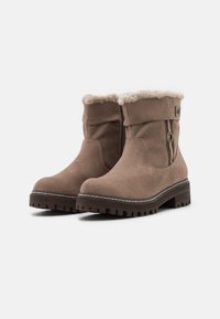 Stivaletti alla caviglia in suede marrone con colletto in pelliccia sintetica, zip laterale e suola in gomma robusta. Cuciture bianche e dettaglio in metallo.