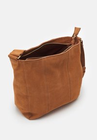 Brązowa torebka z zamszu z zamkiem błyskawicznym, z pionowymi szwami i szerokim otwarciem, uzupełniona mocnym paskiem i złotymi akcesoriami.