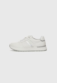 Hvit sneakers med en glatt skinnoverdel, sølvstripe-detaljer, perforerte detaljer og en grå gummisåle med mønster.