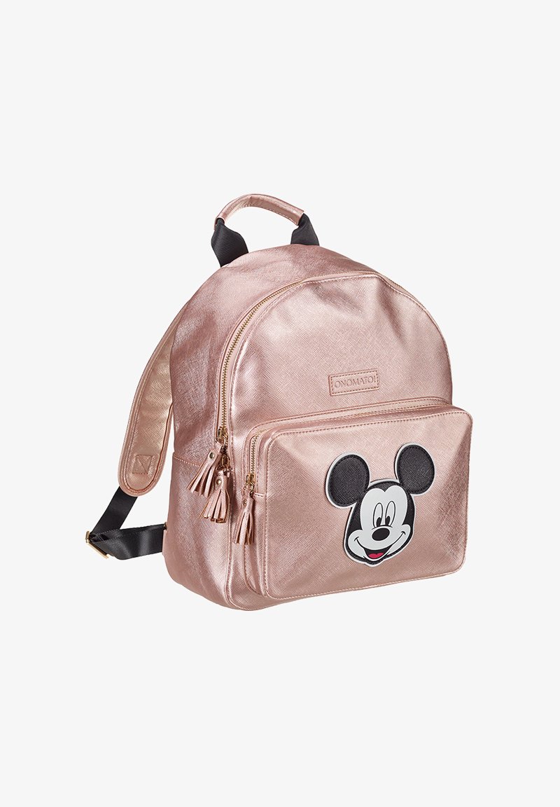 Mochila metálica de color rosa dorado con acabado texturizado, forma redondeada, bolsillo frontal con cremallera que presenta un gráfico de Mickey Mouse y borlas decorativas.
