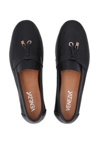 Schwarze Leder Slipper mit glatter Textur, im Slip-On Design, ausgestattet mit zwei dekorativen Metallakzenten an der Vorderseite und einer braunen Innensohle.