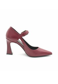 Scarpa con tacco alto in pelle borgogna, con punta affusolata e cinturino alla caviglia. Presenta un design del tacco geometrico distintivo e una texture liscia.