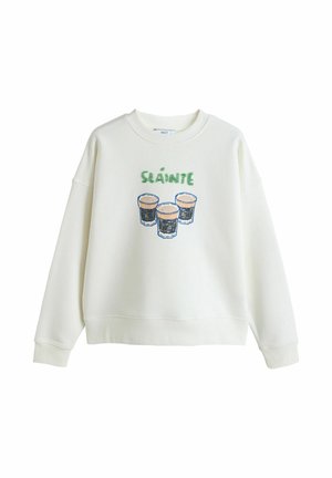 Sweat-shirt blanc avec un graphique de trois pintes de bière et le texte vert "Sláinte" centré sur la poitrine, col rond et manches longues.