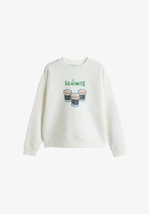 Fehér pulóver három korsó sör grafikával és zöld "Sláinte" felirattal a mellkas közepén, kerek nyakú és hosszú ujjú.