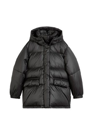 Casaco puffer preto com capuz, apresentando um design acolchoado, fecho frontal com botões e dois bolsos grandes. Tecido liso e brilhante.